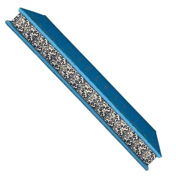 Darkly Bookish Box When She Unravels by Gabrielle Sands -May 2025 Exclusive Luxe - Picture 2 of 12